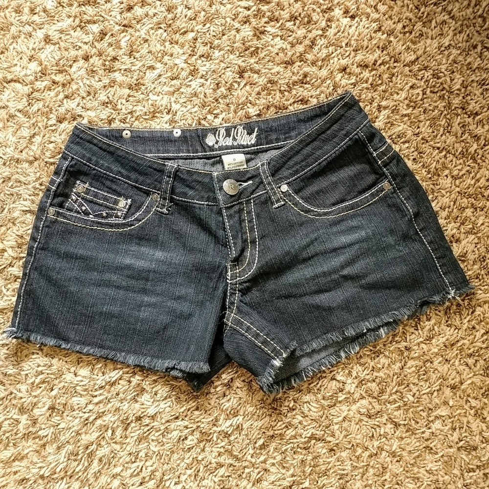 Distressed cut off shorts with pocket design